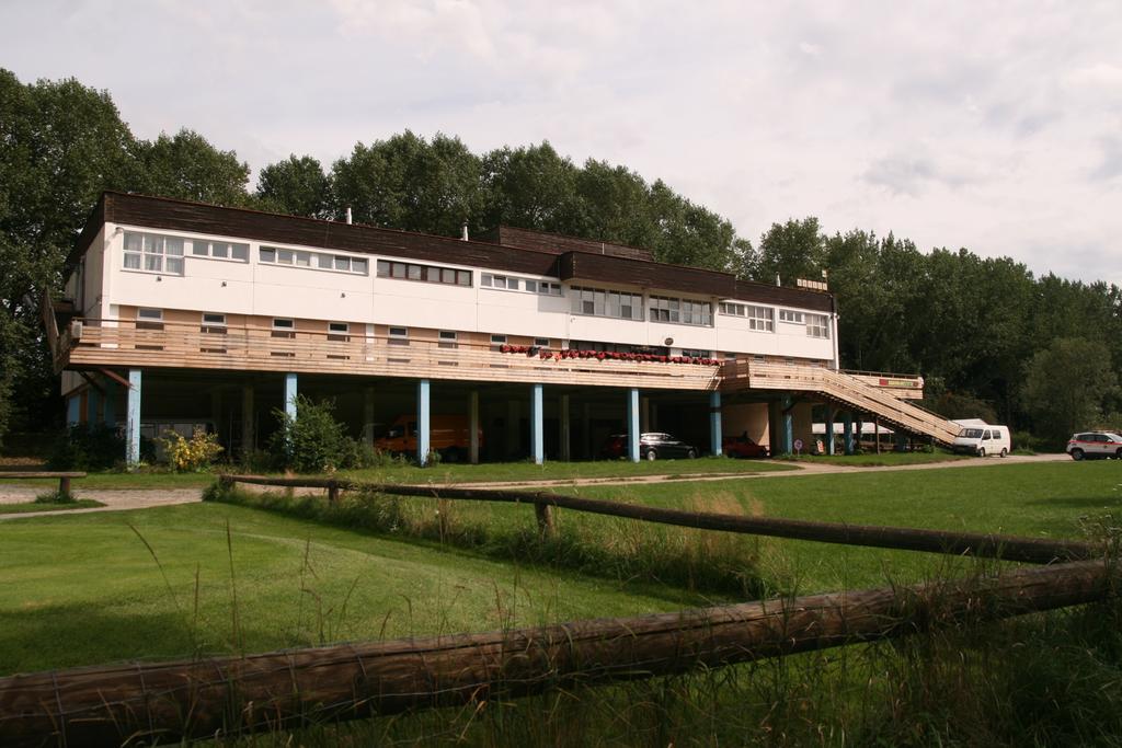 Hostel Boathouse Prag Exteriör bild